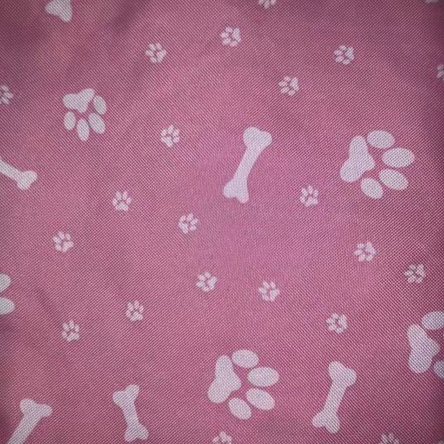 Capa De Proteção Para Carro Protect Pet, Cor Rosa Com Patinhas e Ossinhos Brancos - Loja Shop Bem