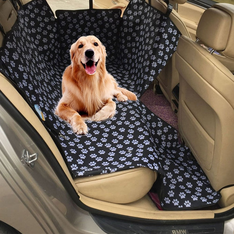 Cão Golden Retriever Bege Deitado Sobre a Capa de Proteção Para Carro Safety Pet, De Cor Preta Com Patinhas Brancas,  Instalada Sobre o Banco Traseiro do Carro - Loja Shop Bem