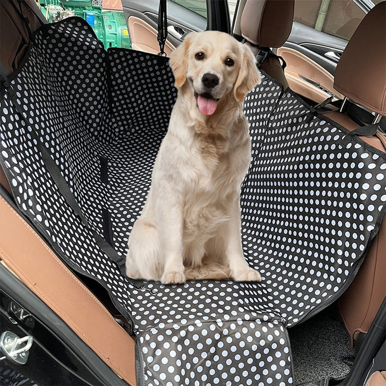 Cão Golden Retriever Bege Claro Sentado Sobre a Capa de Proteção Para Carro Safety Pet, De Cor Preta Com Bolinhas Brancas, Instalada Sobre o Banco Traseiro do Carro - Loja Shop Bem